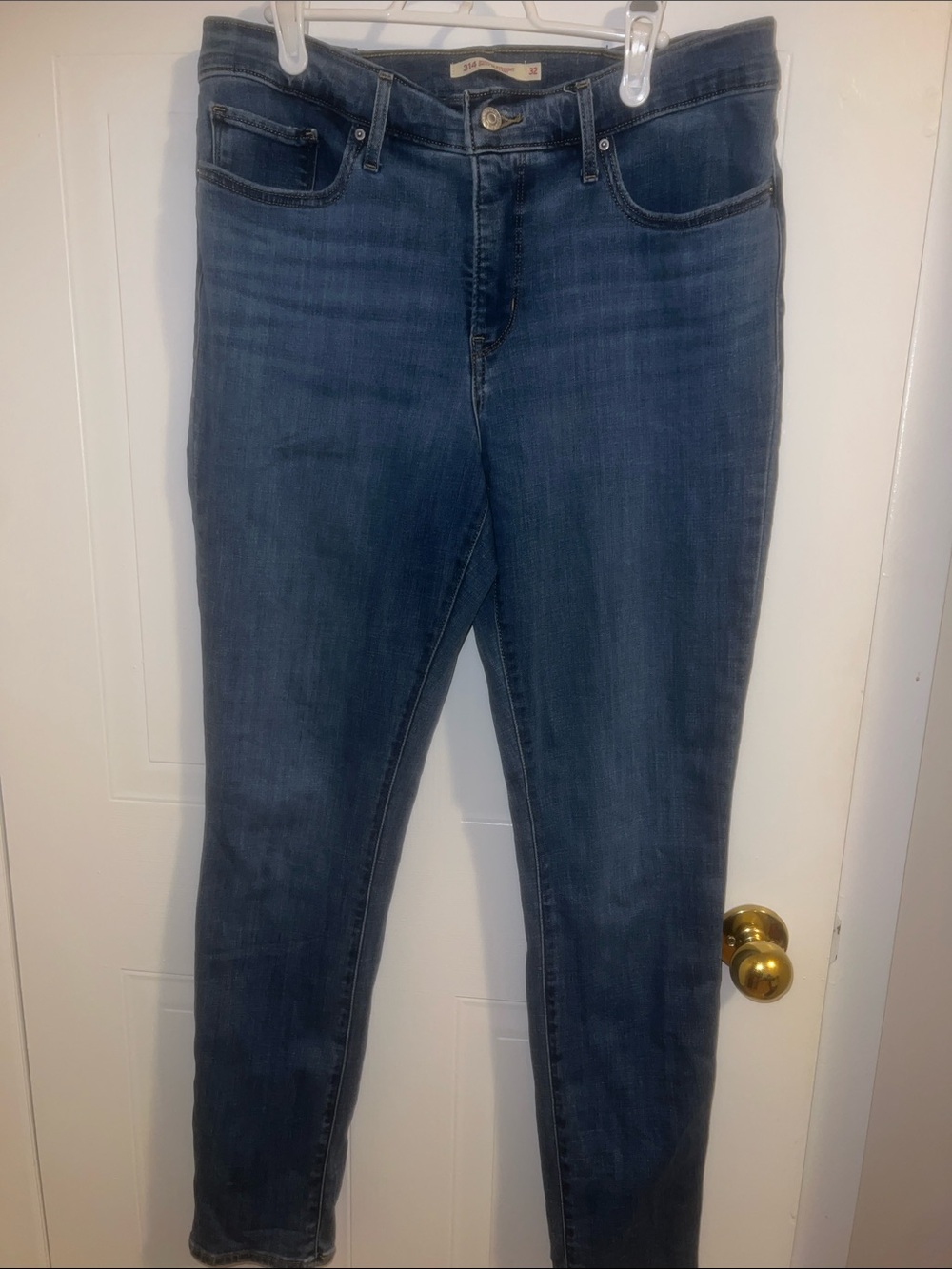 Levi’s Classic Straight-Leg Women's Jeans in Medium Blue Slightly Adjusted